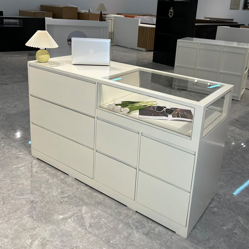 服（fú）裝（zhuāng）店（diàn）烤漆展櫃定製需要多（duō）長時間？